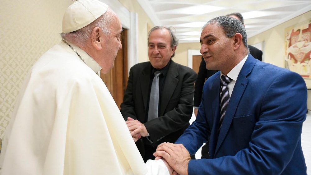 Paus omhelst rouwende Palestijnse en Israëlische vaders